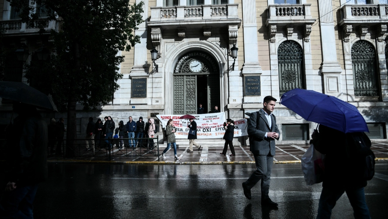 Εργαζόμενοι εν μέσω διαδήλωσης στην Αθήνα