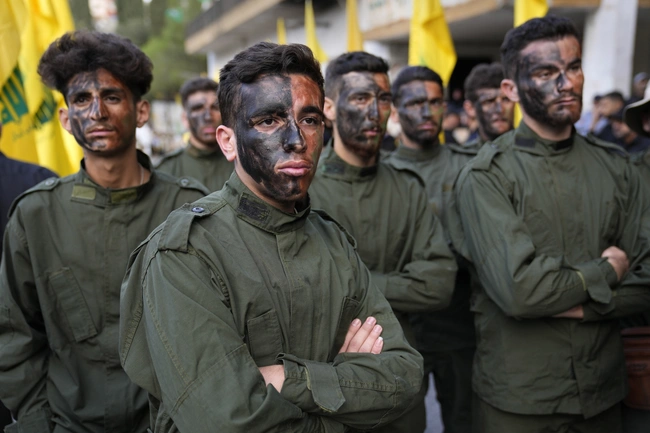 Μαχητές της Χεζμπολάχ θρηνούν για τον θάνατο δύο στρατιωτών.