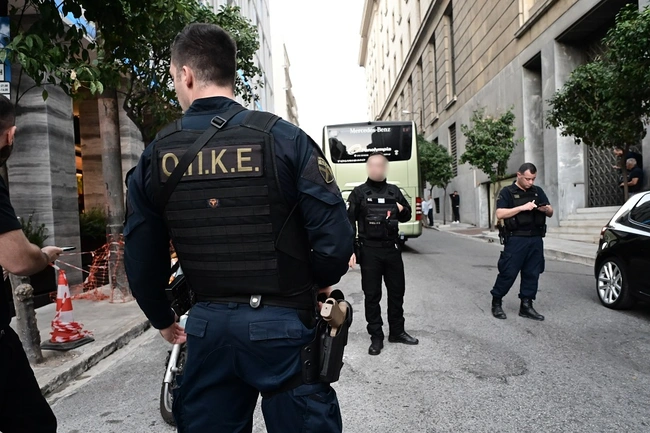 Ένοπλος αστυνομικός συνοδεύει τη Μακάμπι