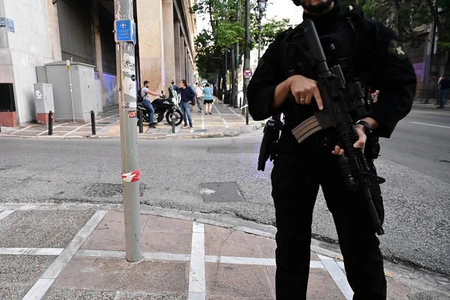 Ένοπλος αστυνομικός συνοδεύει τη Μακάμπι