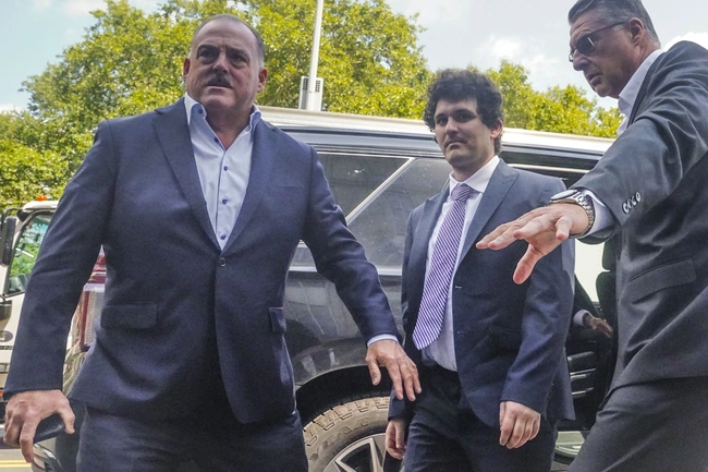 Ο Μπάνκμαν προσέρχεται σε δίκη τον Αύγουστο του 2023