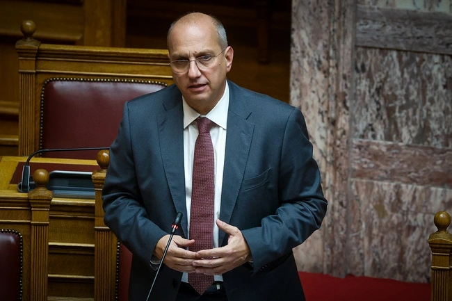 Ο Γιάννης Οικονόμου στη Βουλή