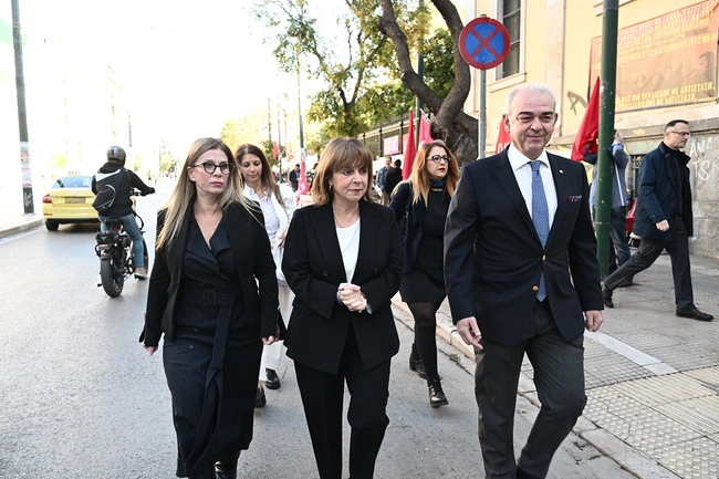 Η Κατερίνα Σακελλαροπούλου καταθέτει στεφάνι στο Πολυτεχνείο