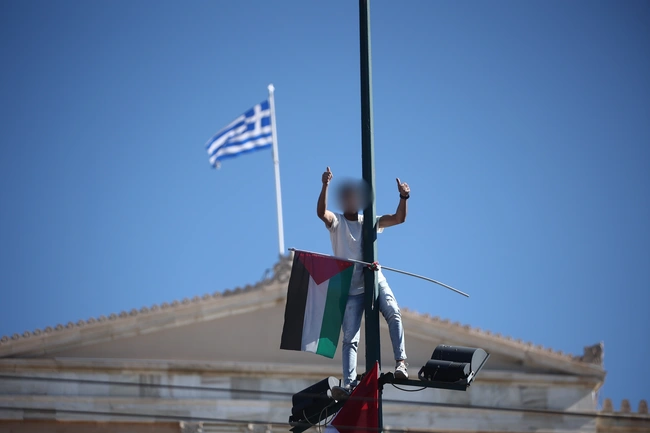 Παλαιστίνιος ύψωσε σημαία της Παλαιστίνης στο Σύνταγμα
