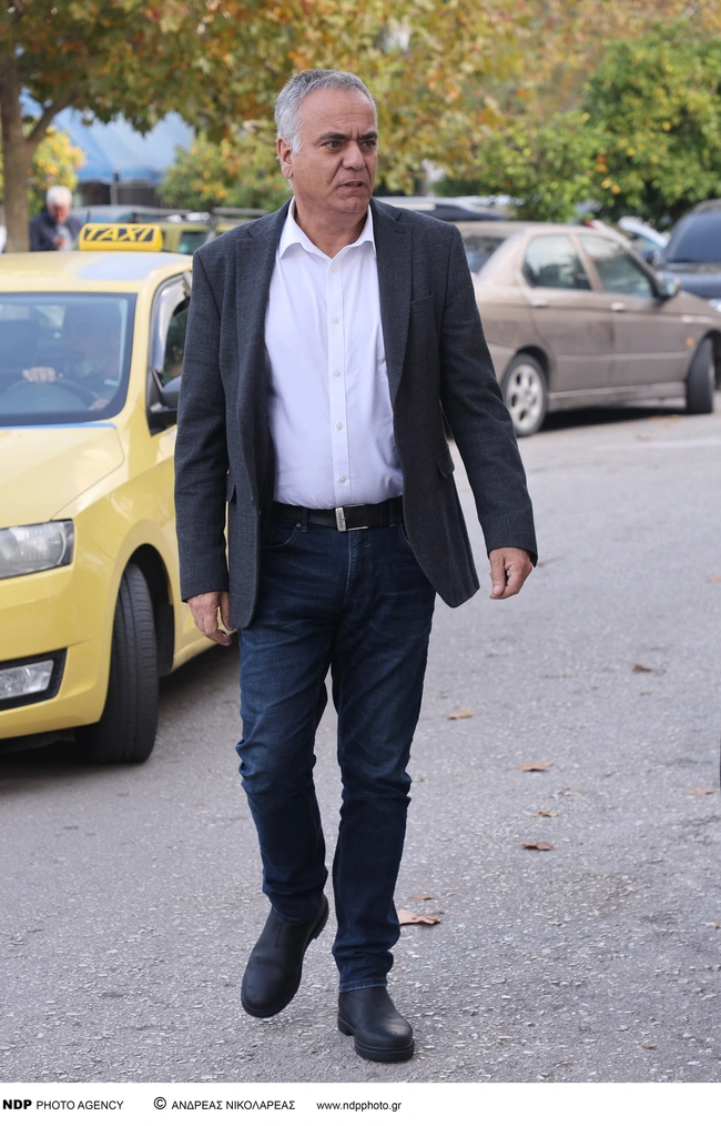 Ο Πάνος Σκουρλέτης στην κηδεία του Βασίλη Βασιλικού