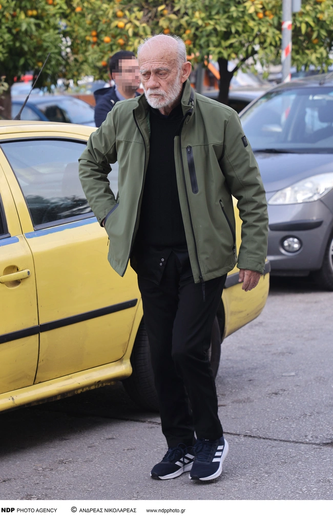 Ο Γιώργος Λιάνης στην κηδεία του Βασίλη Βασιλικού