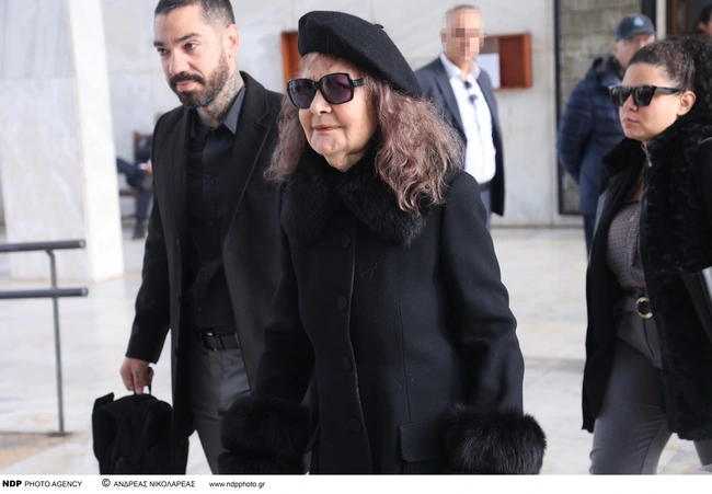 Η Βάσω Παπαντωνίου στην κηδεία του Βασίλη Βασιλικού