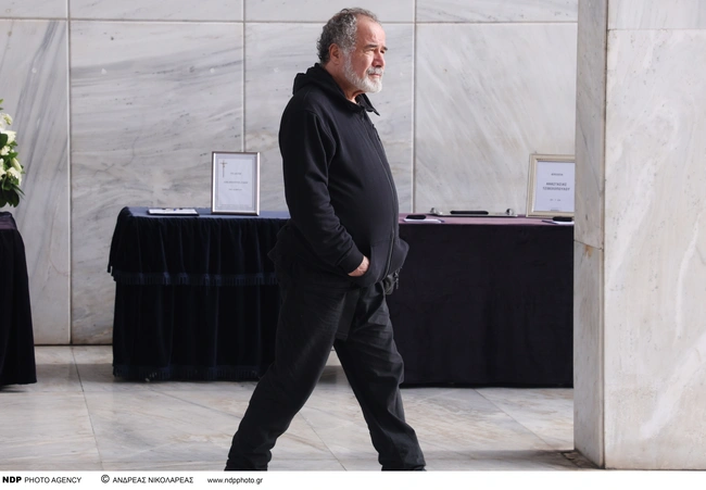 Ο Θοδωρής Κατσαφάδος στην κηδεία του Βασίλη Βασιλικού