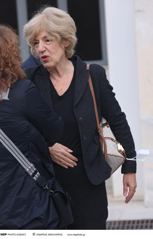 Η Σία Αναγνωστοπούλου στην κηδεία του Βασίλη Βασιλικού