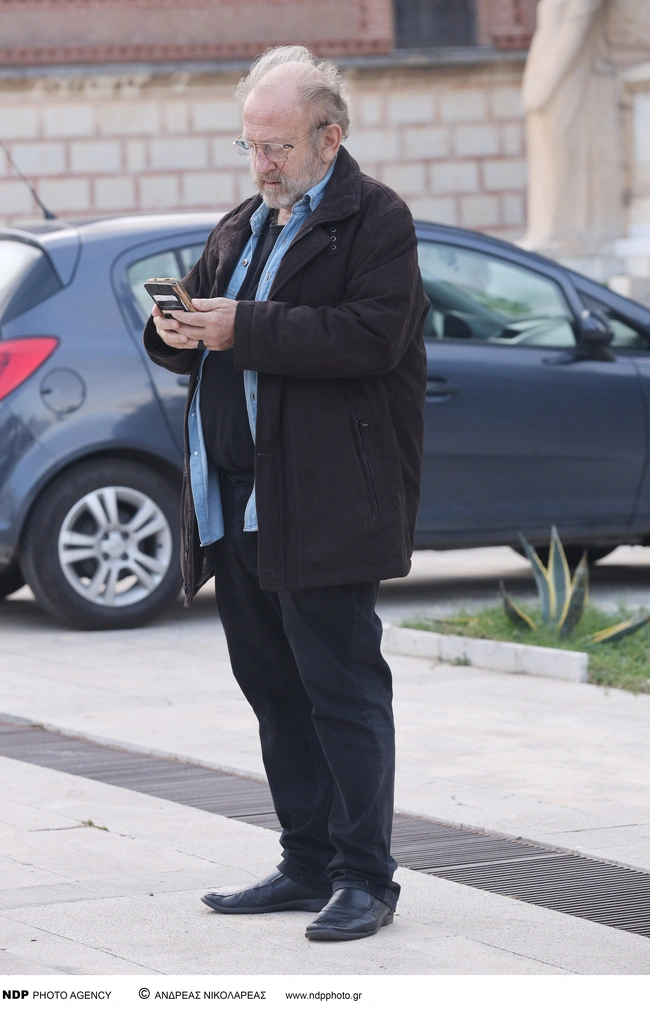 Ο Δημήτρης Πετρόπουλος στην κηδεία του Βασίλη Βασιλικού
