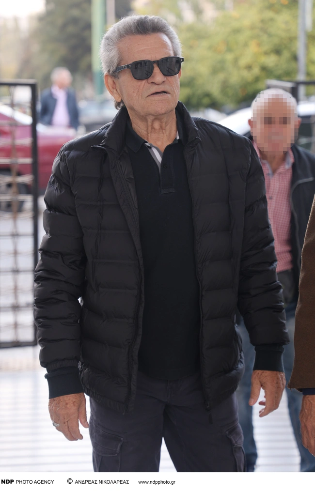 Ο Γιώργος Μαργαρίτης στην κηδεία του Βασίλη Βασιλικού