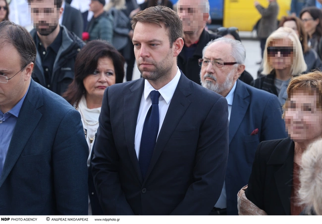 Ο Στέφανος Κασσελάκης στην κηδεία του Βασίλη Βασιλικού