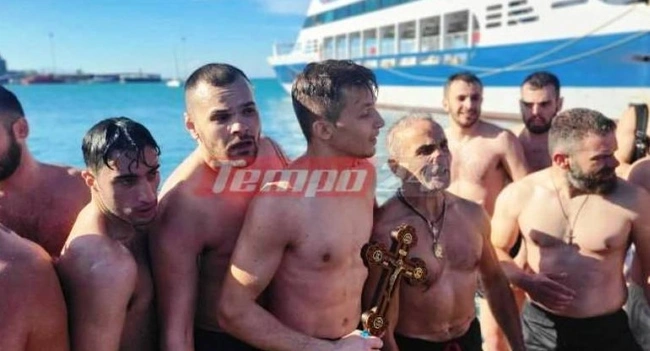 Φοιτητής έπιασε τον Τίμιο Σταυρό στην Πάτρα