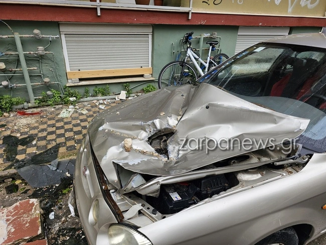 Χανιά: Αποκολλήθηκε κομμάτι από μπαλκόνι και διέλυσε αυτοκίνητα