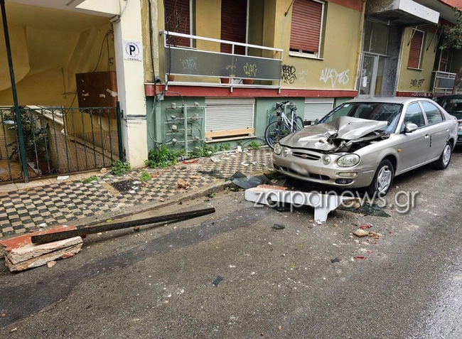 Χανιά: Αποκολλήθηκε κομμάτι από μπαλκόνι και διέλυσε αυτοκίνητα