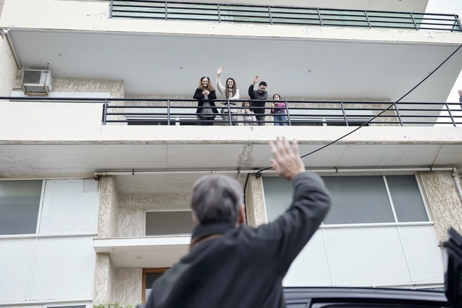 Συνάντηση Μητσοτάκη με ζευγάρι ωφελούμενων του προγράμματος «Σπίτι μου»