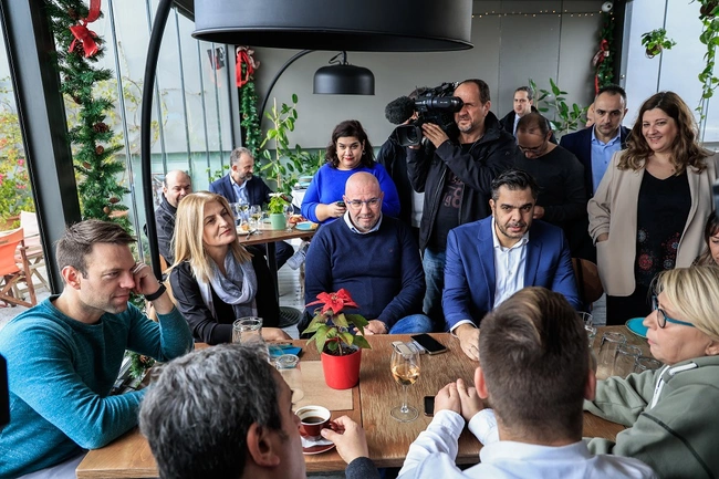 Ο Στέφανος Κασσελάκης και δημοσιογράφοι