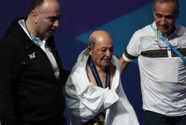 Ο Taghi Askari μετά την κατάδυσή του, σε ηλικία 100 ετών