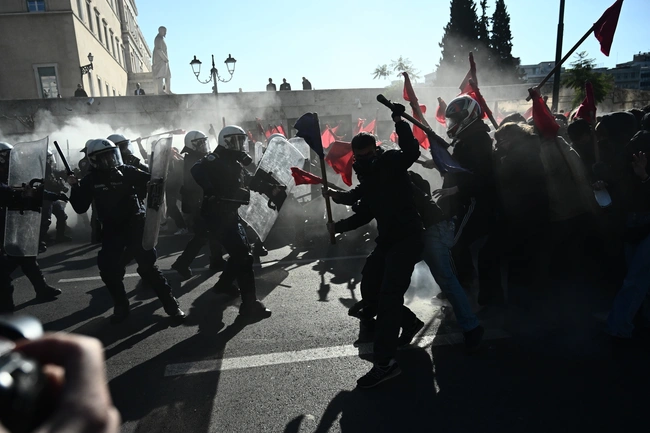 Ένταση στο πανεκπαιδευτικό συλλαλητήριο στο κέντρο της Αθήνας