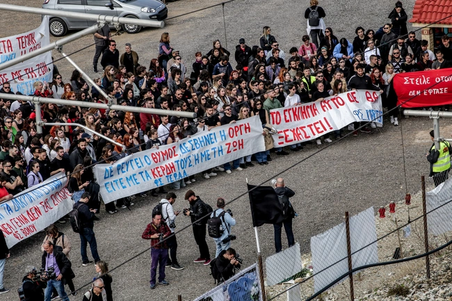 Συγκέντρωση φοιτητών στο σημείο του δυστυχήματος στα Τέμπη