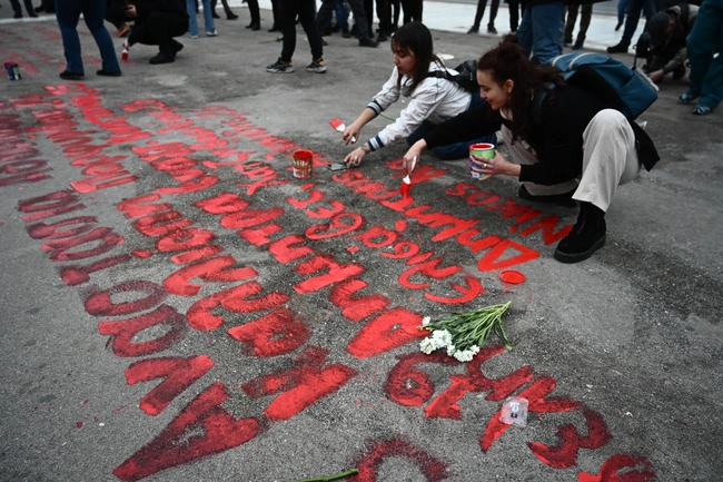 Φοιτητές γράφουν τα ονόματα των νεκρών από τα Τέμπη