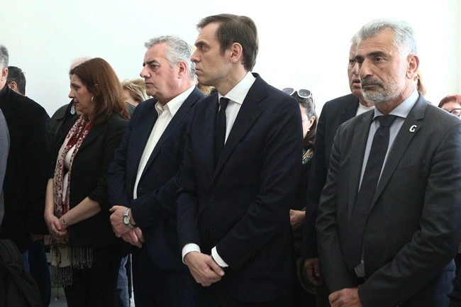 Ο Δημήτρης Μάντζος στη κηδεία του Χαραλαμπίδη