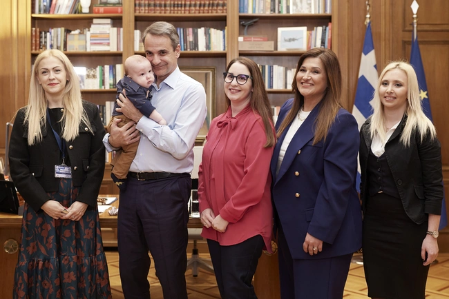Συνάντηση Μητσοτάκη με πέντε γυναίκες στο Μαξίμου με αφορμή την 8η Μαρτίου