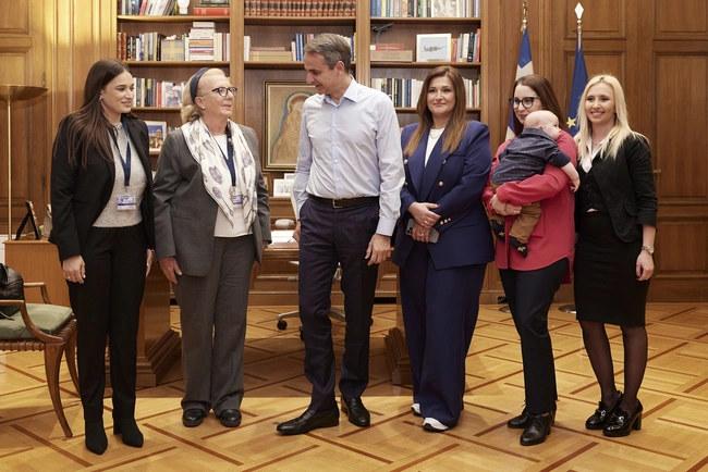 Συνάντηση Μητσοτάκη με πέντε γυναίκες στο Μαξίμου με αφορμή την 8η Μαρτίου