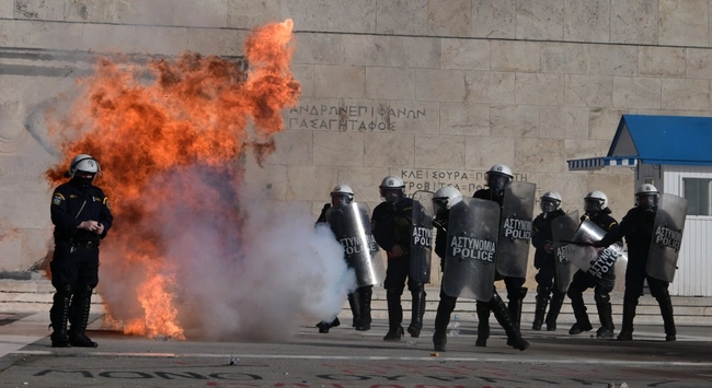 Μολότοφ έξω από τη Βουλή