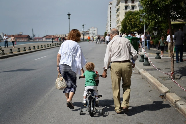 Γιαγιά και παππούς με το εγγόνι τους