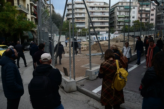 Ξήλωμα λαμαρινών στα Εξάρχεια