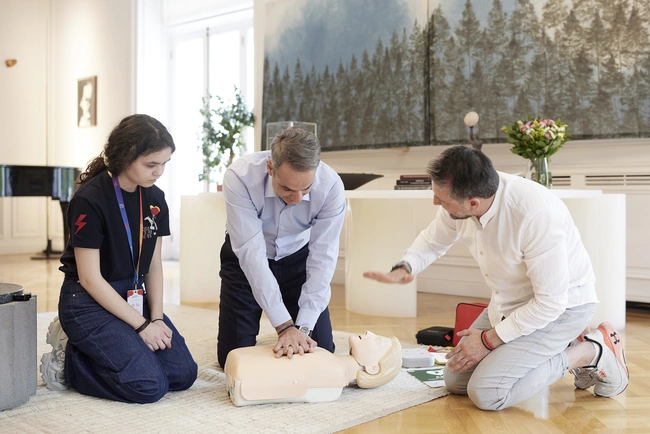 Ο Κυριάκος Μητσοτάκης με τα παιδιά της Kids Save Lives