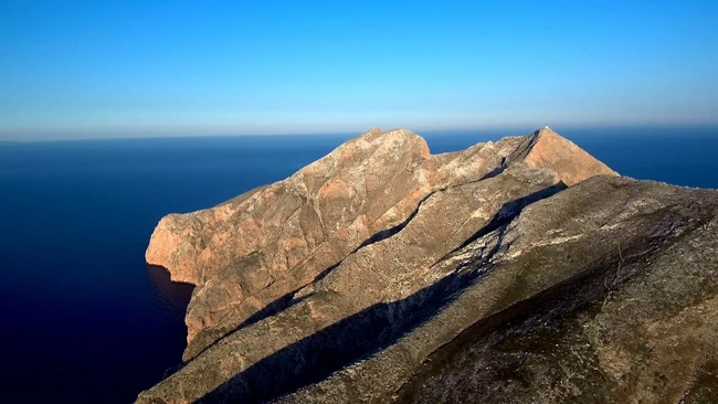 Ο επιβλητικός μονόλιθος Κάλαμος της Ανάφης, το Γιβραλτάρ της Ελλάδας