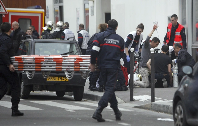 Έξω από τα γραφεία της σατιρικής εφημερίδας Charlie Hebdo, στο Παρίσι. Τετάρτη 7 Ιανουαρίου 2015.