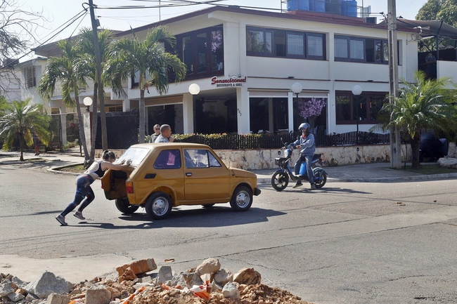 Γυναίκα σπρώχνει όχημα στην Αβάνα της Κούβας