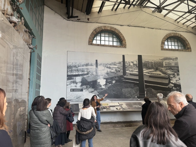 Από τη ξενάγηση στο Βιομηχανικό Μουσείο Φωταερίου που φωτίζει την ιστορία του πρώτου εργοστασίου παραγωγής ενέργειας στην Ελλάδα.