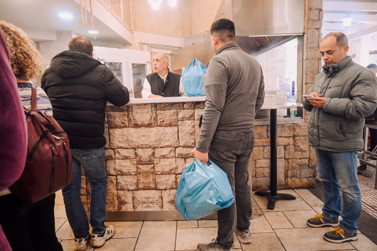 Οι γεμάτες σακούλες με σουβλάκια.