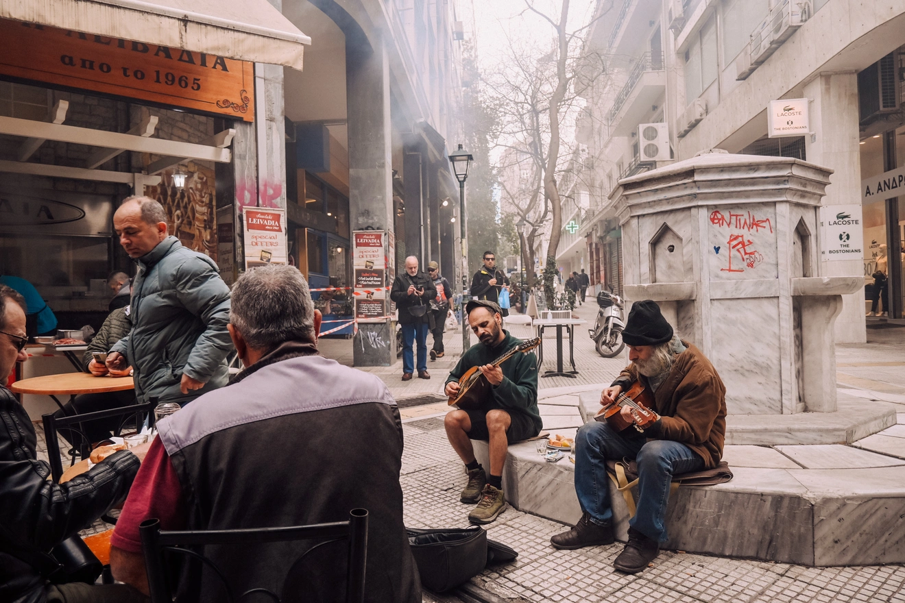 Οι πλανόδιοι μουσική έξω από το ψητοπωλείο.