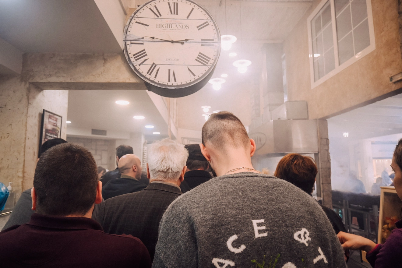 Πελάτες περιμένουν υπομονετικά να εξυπηρετηθούν.