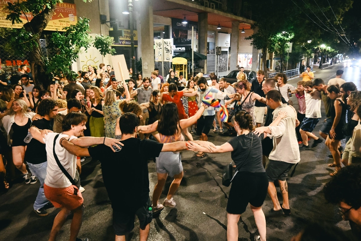 Μέλη του πάρτι χορεύουν νησιώτικα.