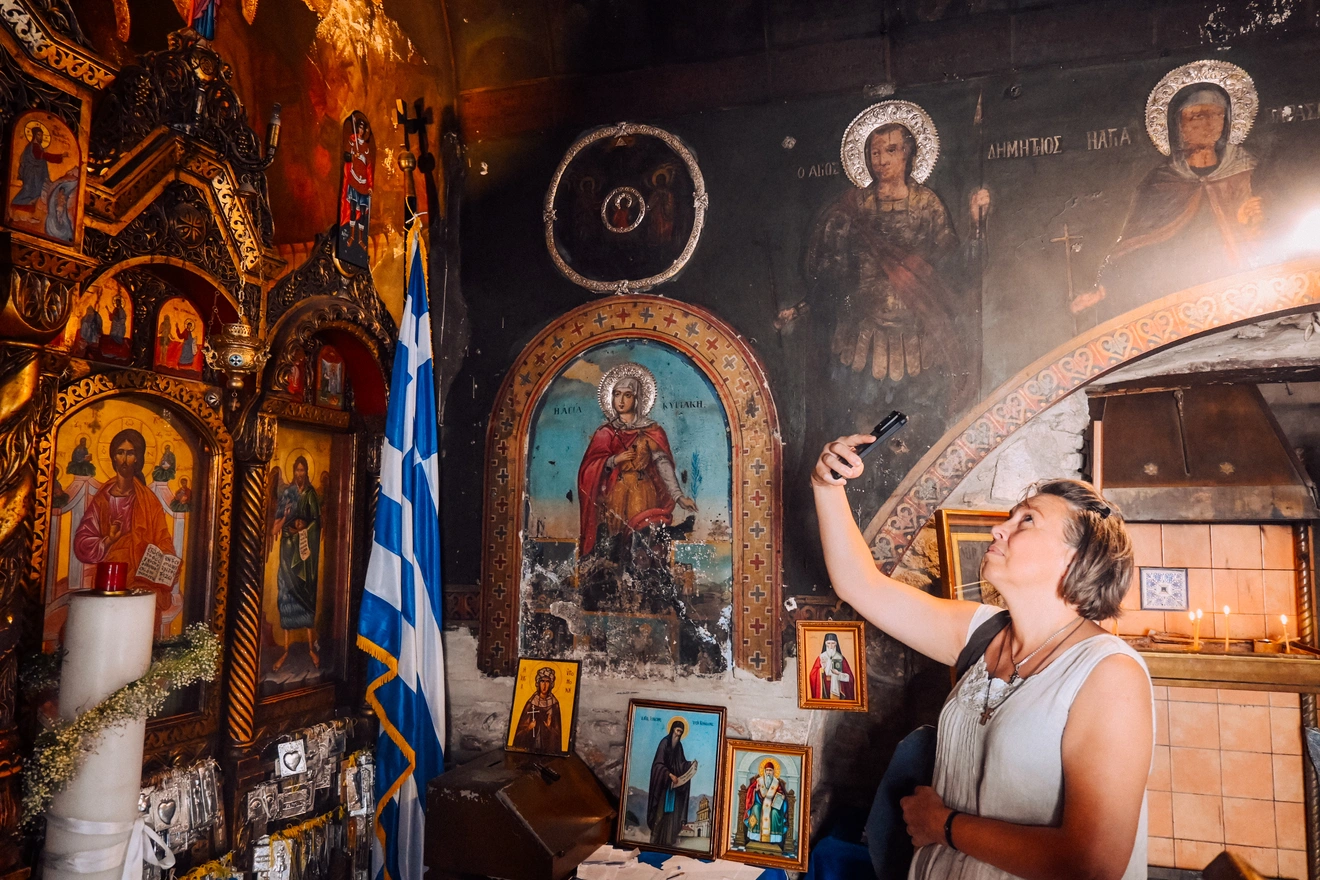 Μια επισκέπτρια φωτογραφίζει το χώρο.