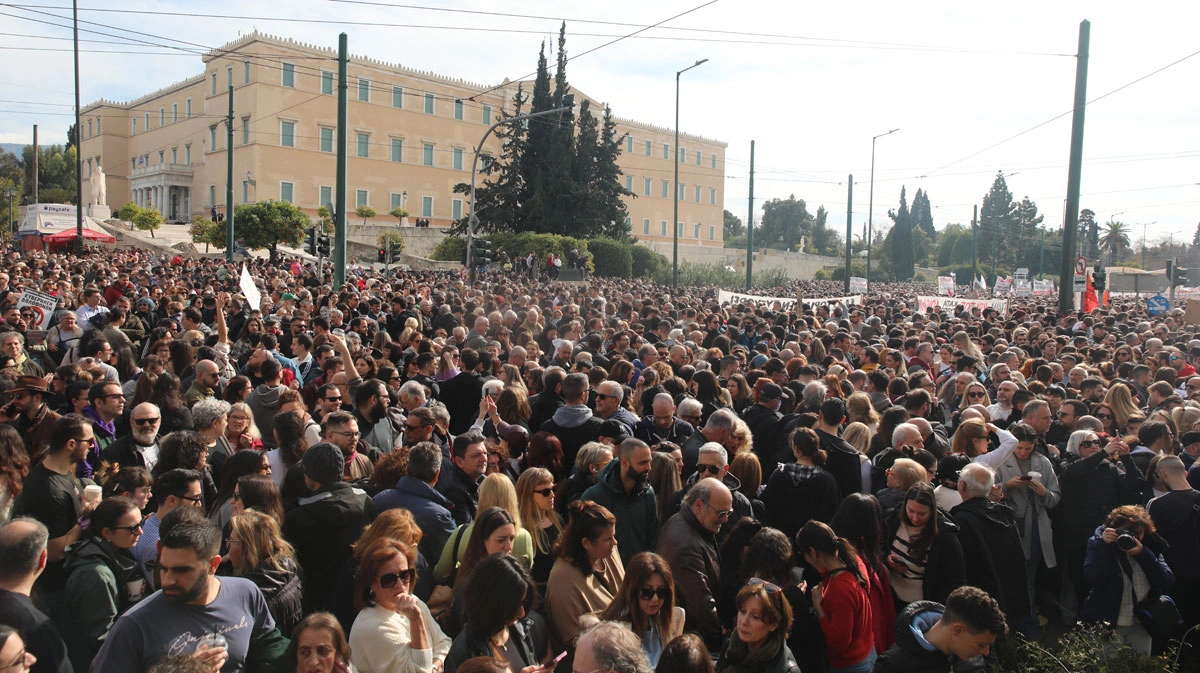 Διαδήλωση για το δυστύχημα στα Τέμπη μπροστά στη Βουλή