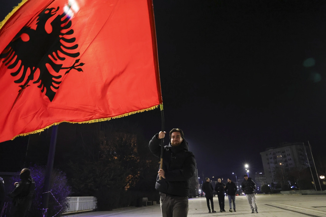 Άνδρας με σημαία της Αλβανίας