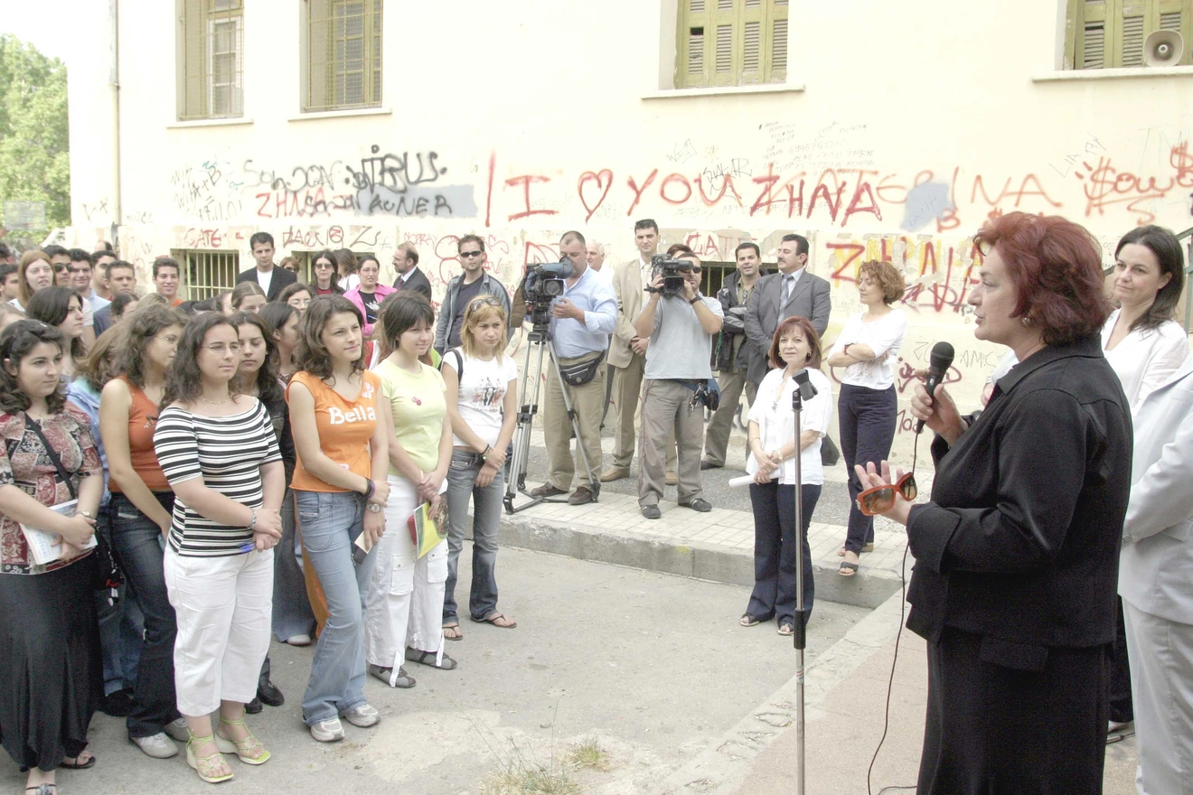 Επίσκεψη της Υπ. Παιδείας Μ. Γιαννάκου σε εξεταστικό κέντρο για την έναρξη των Πανελλήνιων Εξετάσεων.
