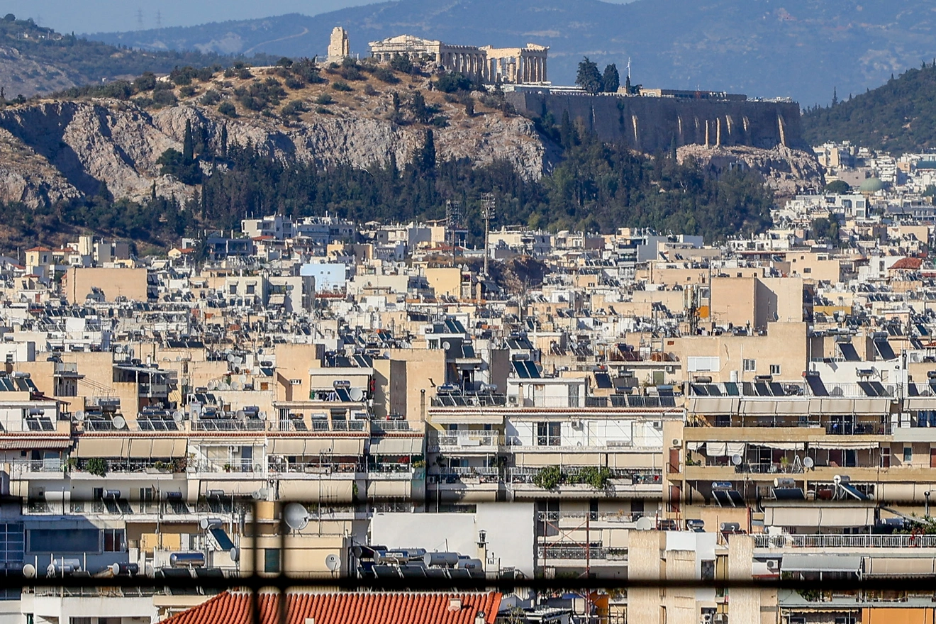 Η ακραία ζέστη επηρεάζει τα κτίρια της Αθήνας