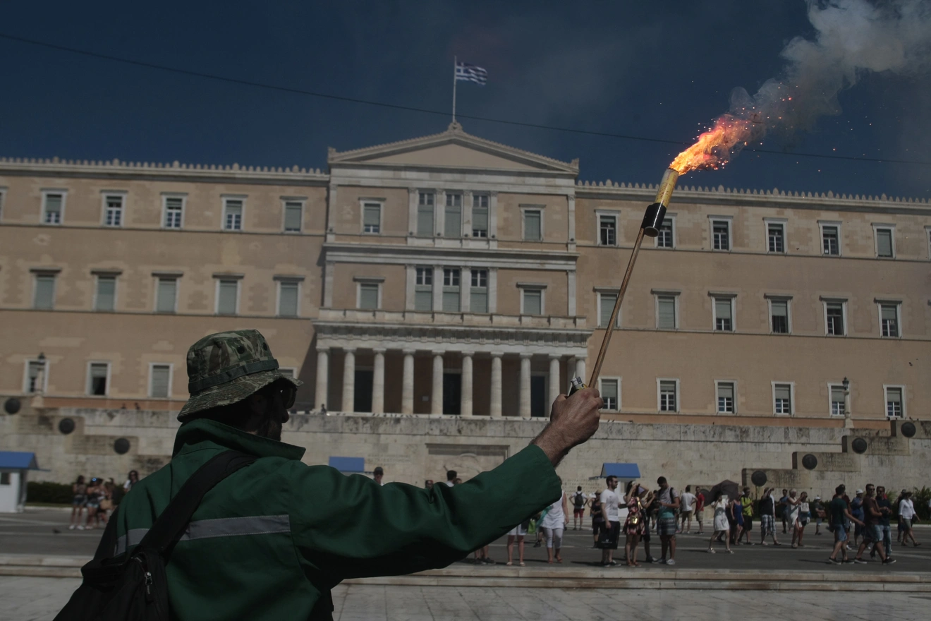 Διαδήλωση έξω από τη Βουλή