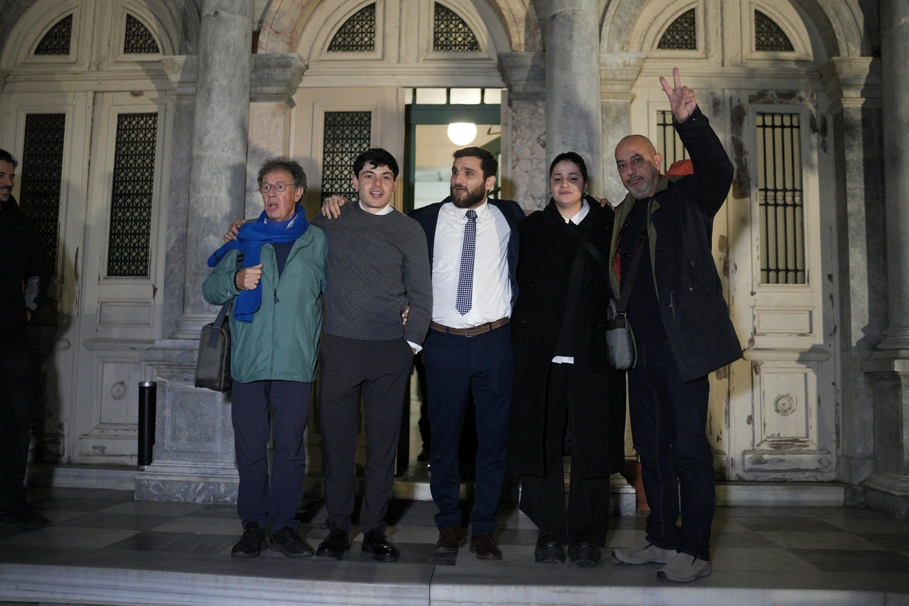 Μια από τις μακροβιότερες και πλέον εμβληματικές ποινικές υποθέσεις που συνδέθηκαν με τη διαχείριση του προσφυγικού στη Λέσβο, ολοκληρώθηκε την Πέμπτη (15/1) με την αθώωση των 24 εργαζόμενων σε ανθρωπιστικές οργανώσεις