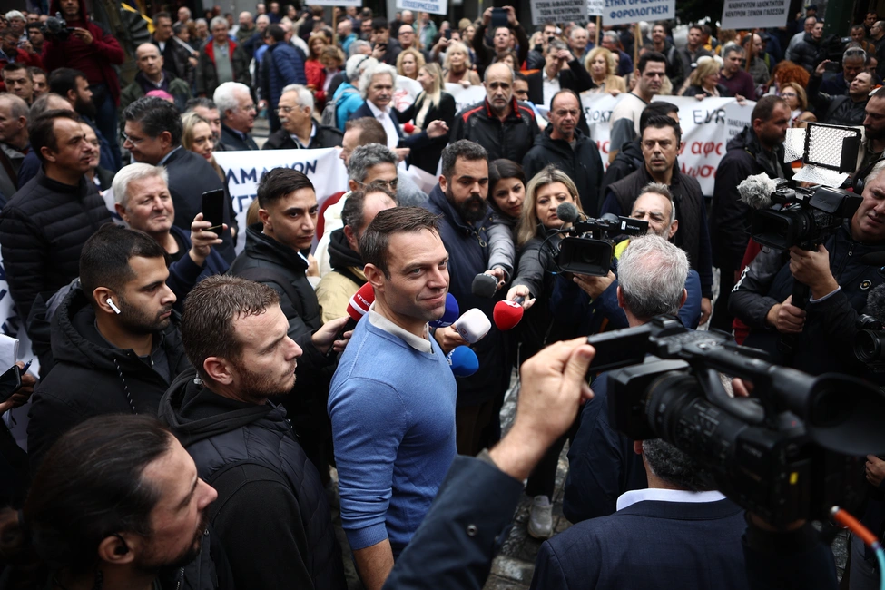 Ο Στέφανος Κασσελάκης στην πορεία για το φορολογικό νομοσχέδιο