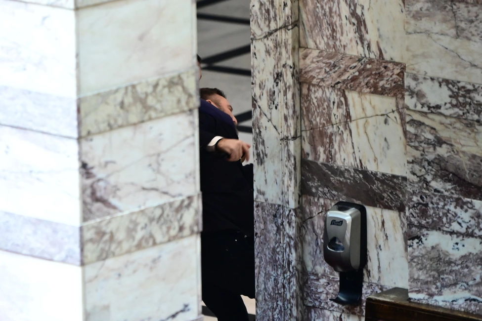 Πρωτοφανές επεισόδιο βίας στη Βουλή