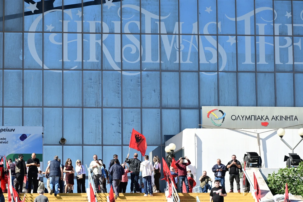 Εικόνες από το Κλειστό Γαλατσίου όπου θα μιλήσει ο Έντι Ράμα
